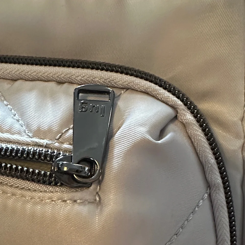 Lug LE Ultra shimmy Women's Light Gray Quilted Crossbody Bag - Picture 7 of 13